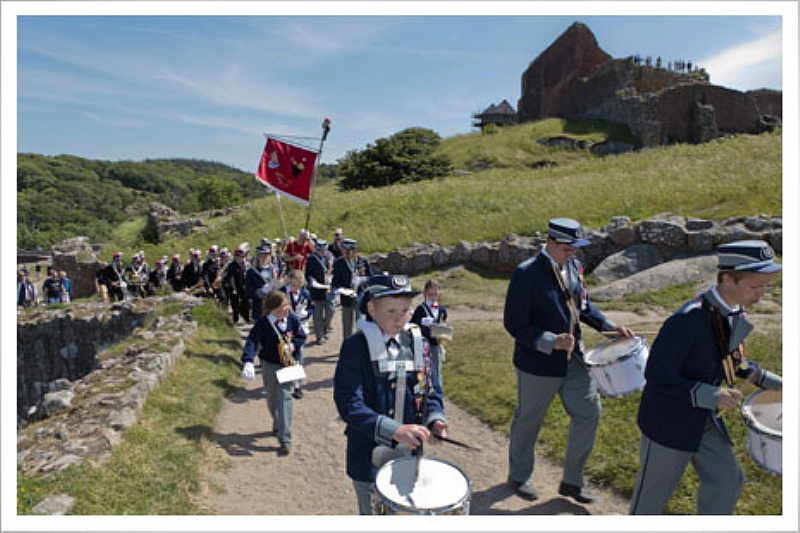 Spilling og oppmarsj ved gammel borg på Bornholm Spilling og oppmarsj ved gammel borg på Bornholm